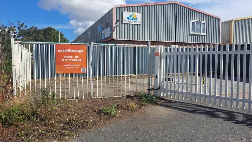 An image of the Easy Storage signage on the fence surrounding the building.